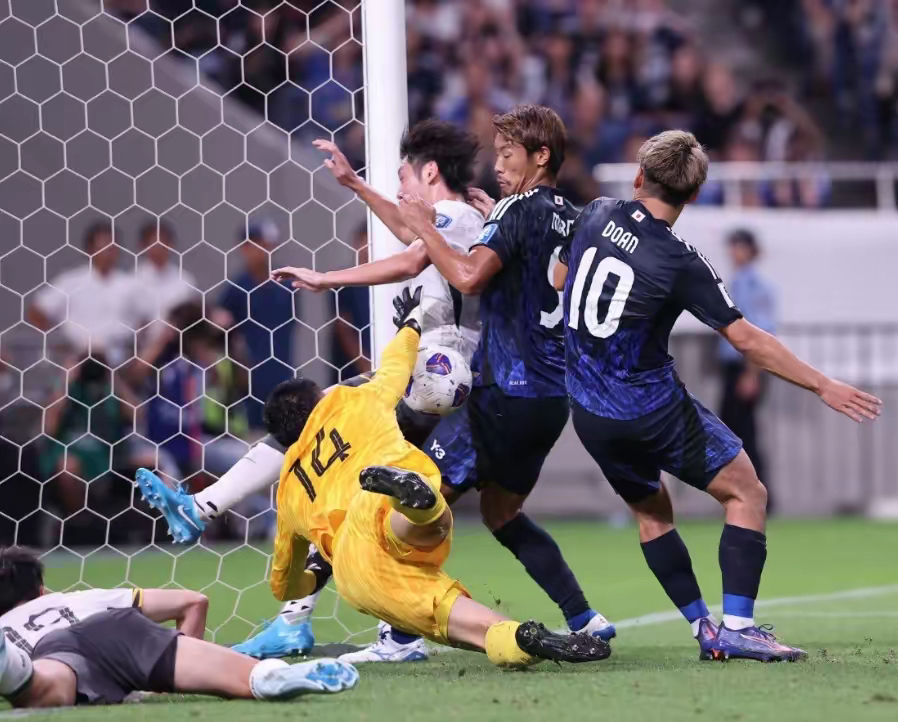 足球对决中的一次防守漏洞导致比赛局势逆转的原因