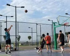 利物浦准备与对手进行友谊赛磨合战术的球员